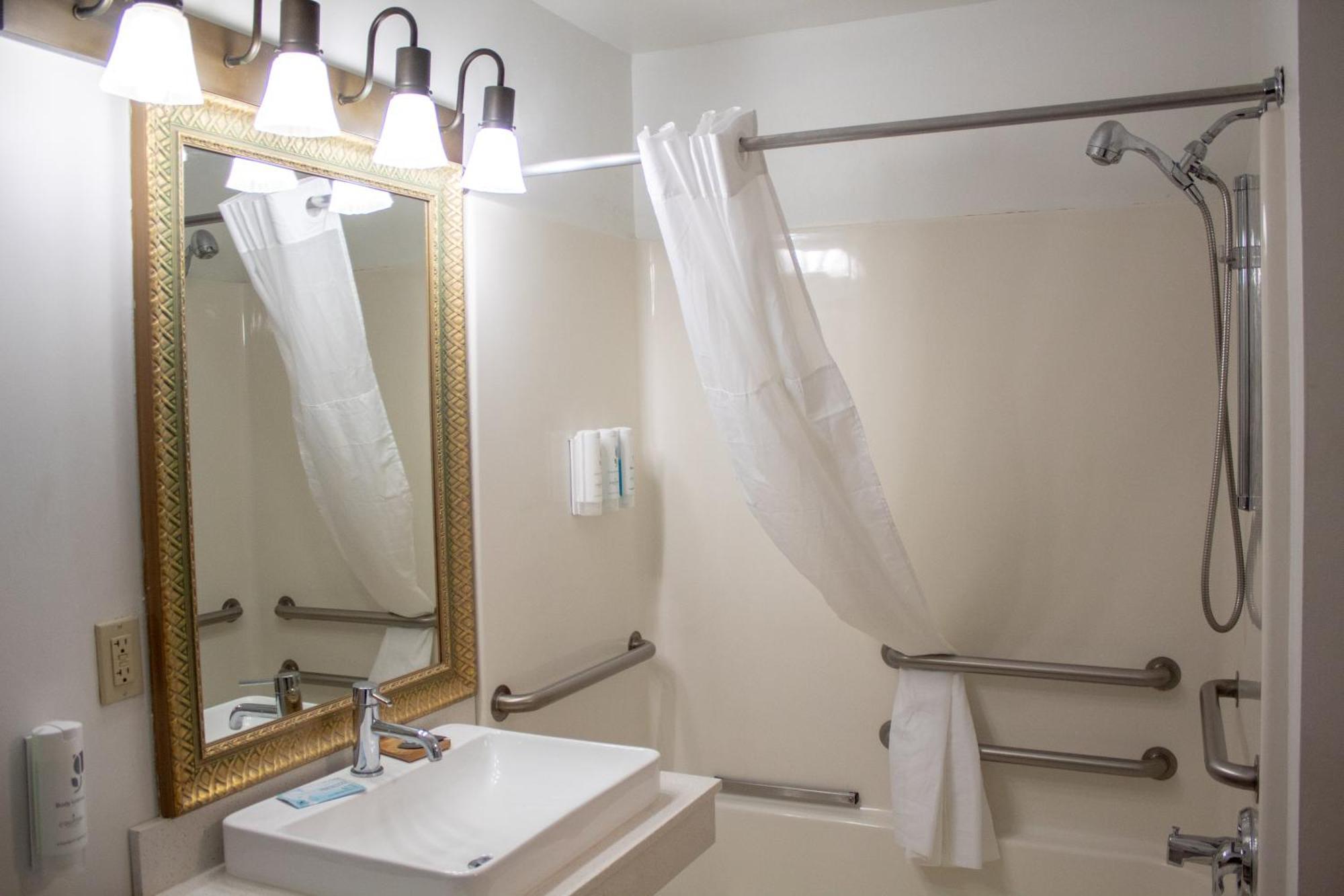 Country Inn & Suites By Radisson, Big Rapids, Mi Екстериор снимка