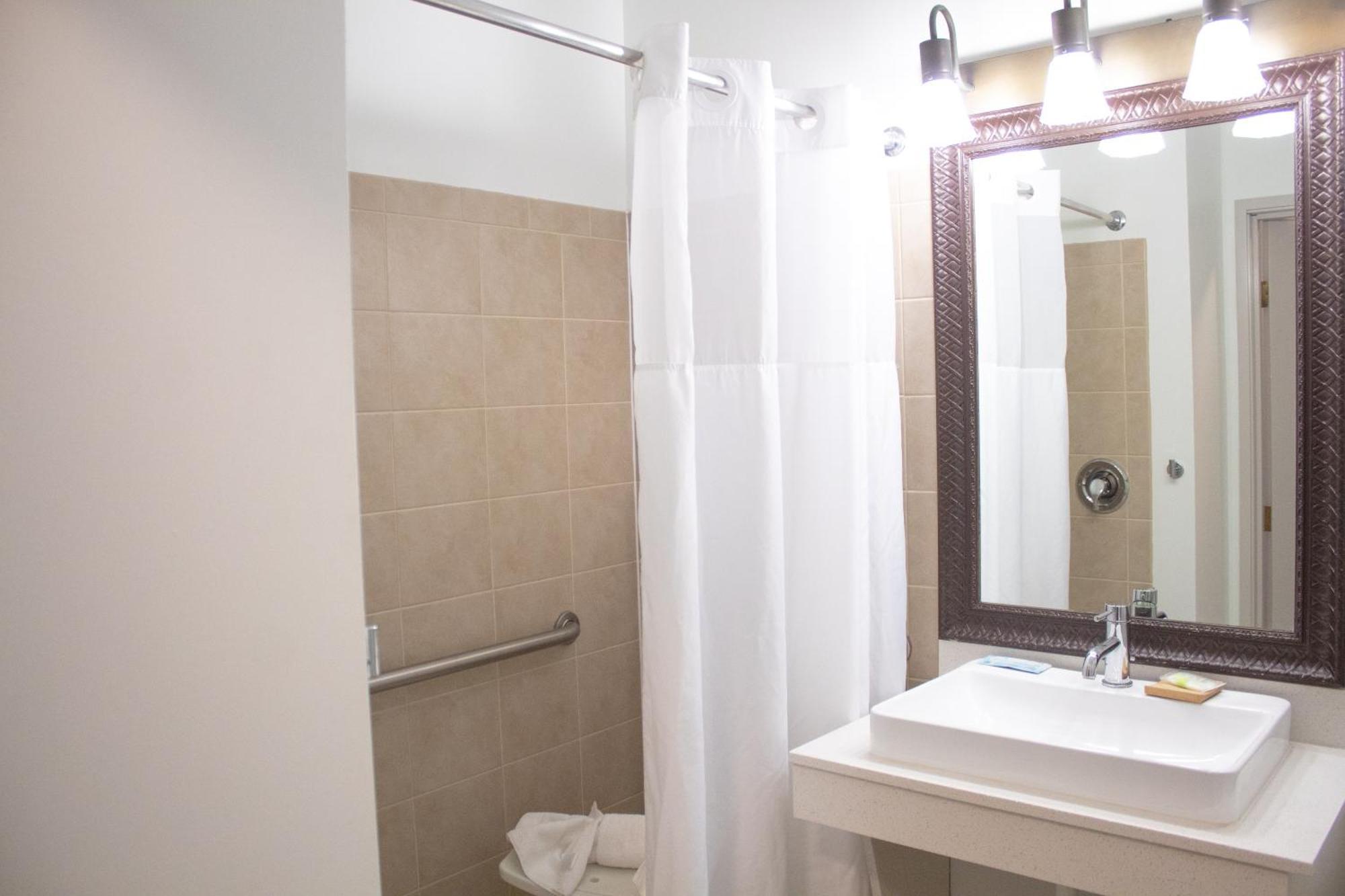 Country Inn & Suites By Radisson, Big Rapids, Mi Екстериор снимка